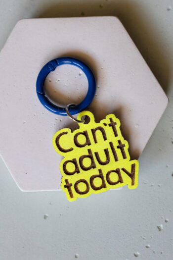 Ξύλινο μπρελόκ – “Can’t adult today”