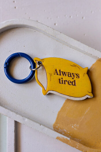 Μπρελόκ ξύλινο με τη φράση "Always tired"